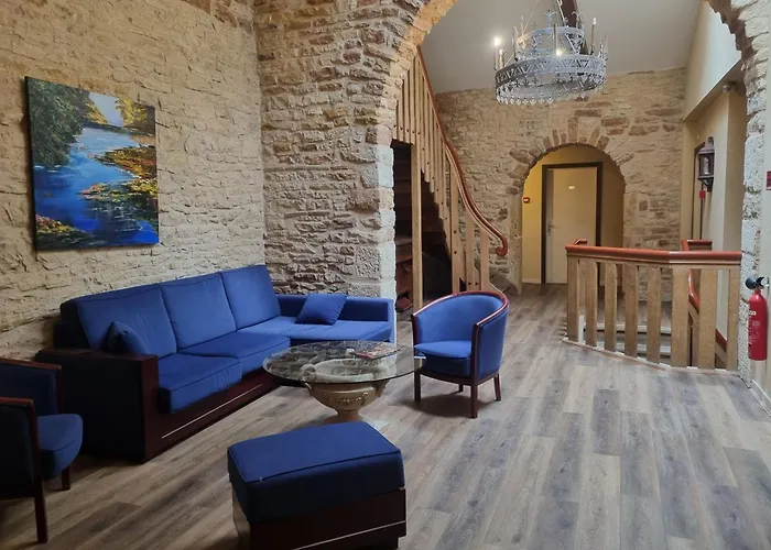 Logis Hotel La Fleur De Lys Cormatin