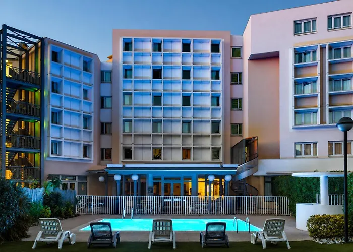 Marseille Beach hotels near Orange Velodrome