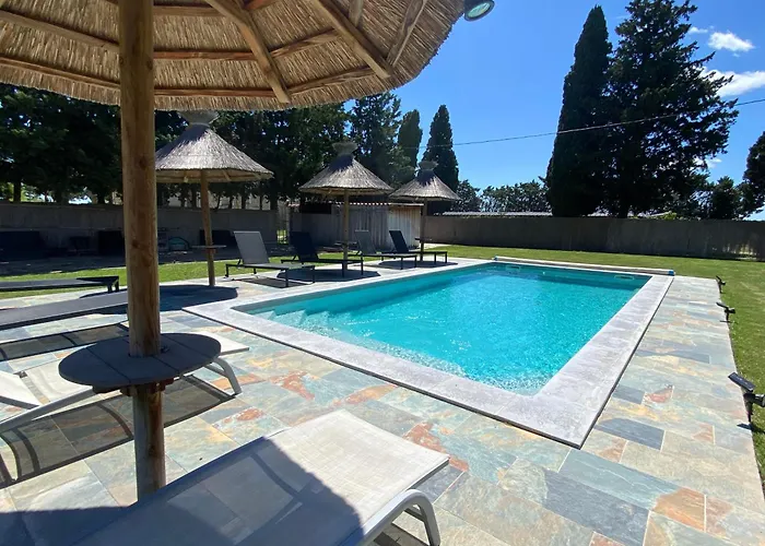 Gîtes Le Mas Guiraud Beaucaire  avec Piscine