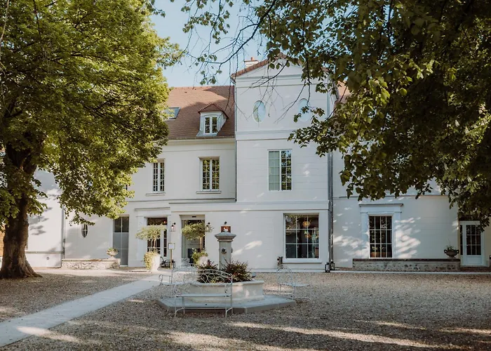 Varennes-Jarcy Hotels