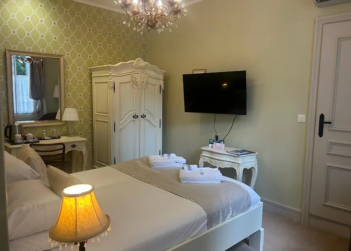 Hotels in La Chartre-sur-le-Loir