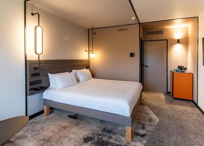 Magny-les-Hameaux Hotels