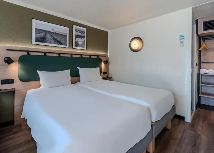 Hotels in Sénas
