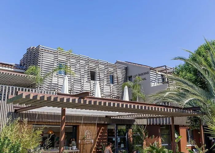 Hotel Les Jardins Du Canal - Piscine Chauffee - Solaire Eco Responsable - Parking - Garage - Bornes Electriques - Accueil Velos - Kids Friendly Aigues-Mortes
