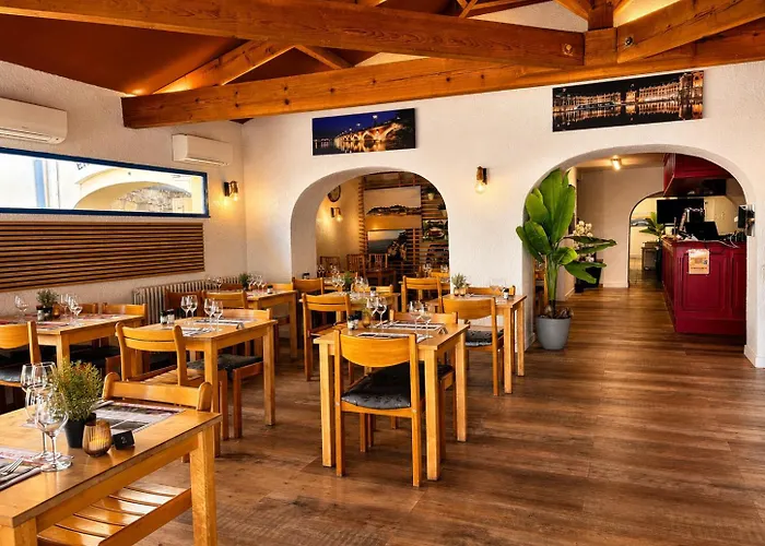 Etauliers Hotels
