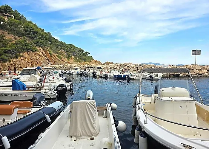 Ensues-la-Redonne Hotels