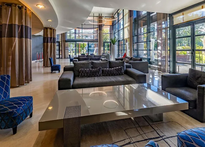 Pau Hotels