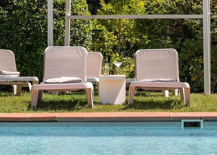 Chateauneuf-le-Rouge Hotels