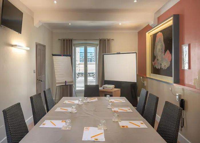 Arles Hotels